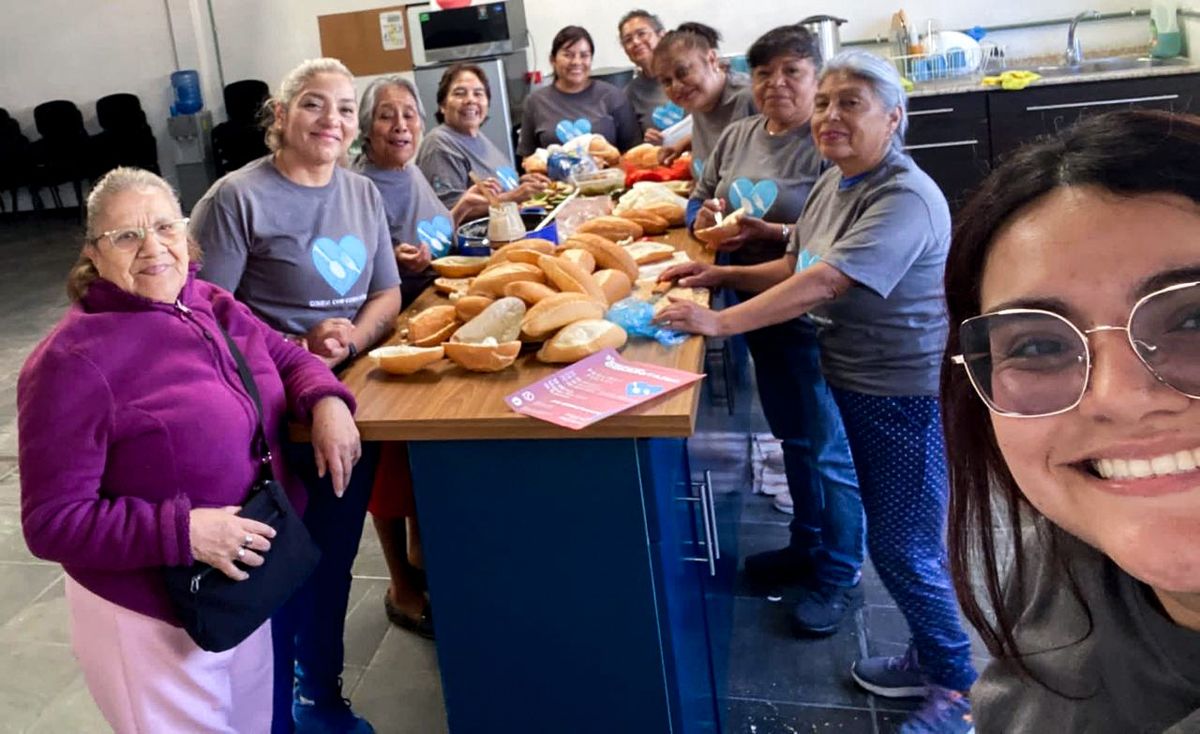 Voluntarias preparando pan en la cocina de la iglesia