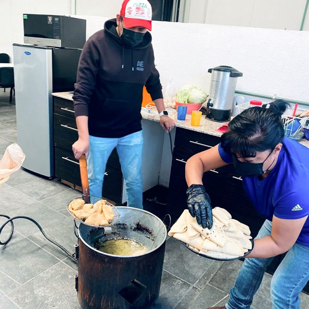 Voluntarios preparando comida para entregar en el banco de alimentos
