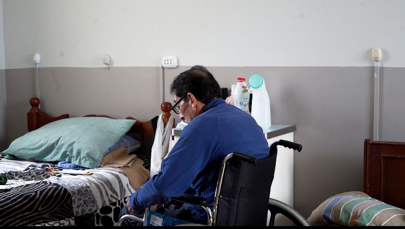 Un hombre mayor en su habitación del hogar de ancianos en Lima