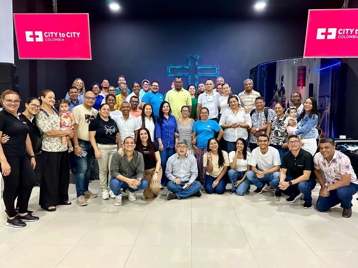 Líderes reunidos en un CityLab de City to City Colombia