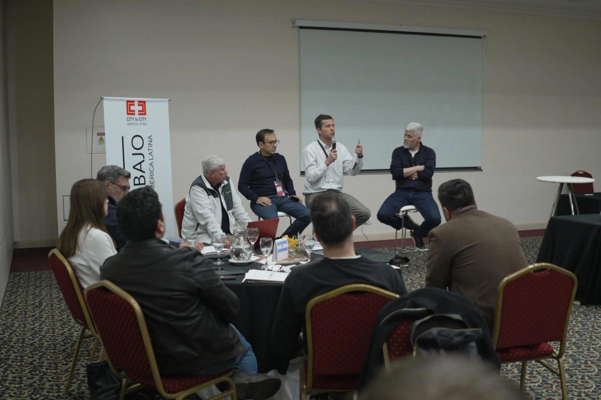 Panel de conversación durante el Intensivo de Catalizadores de la Iniciativa Fe y Trabajo