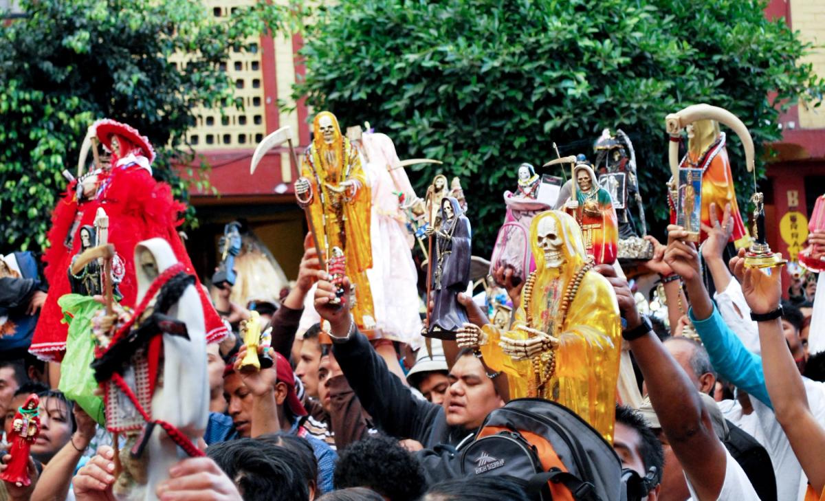 Procesión con figuras de la Santa Muerte en las calles de Iztapalapa