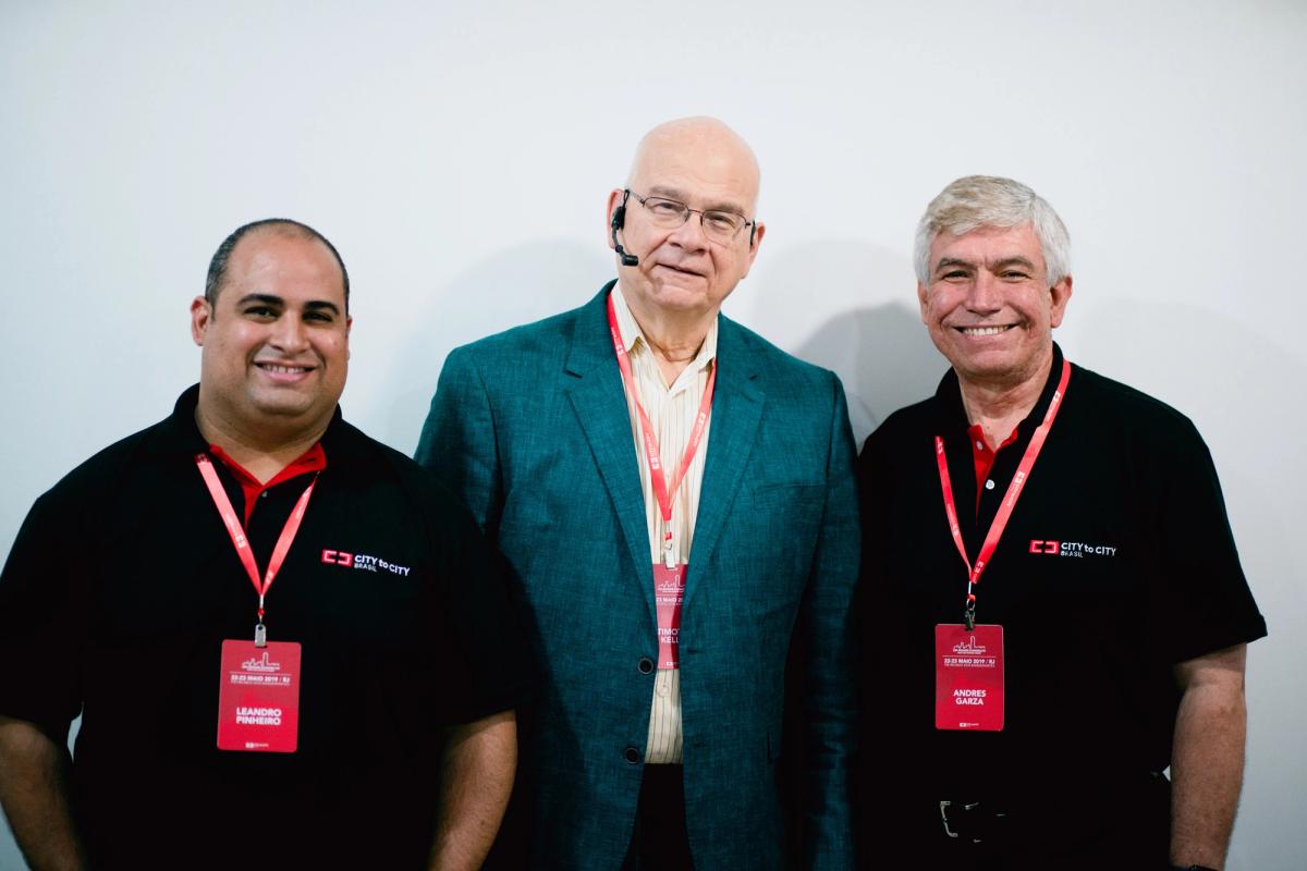 De izquierda a derecha: Leandro Pinheiro (director de City to City Brasil), Tim Keller y Andrés Garza (director de City to City América Latina)