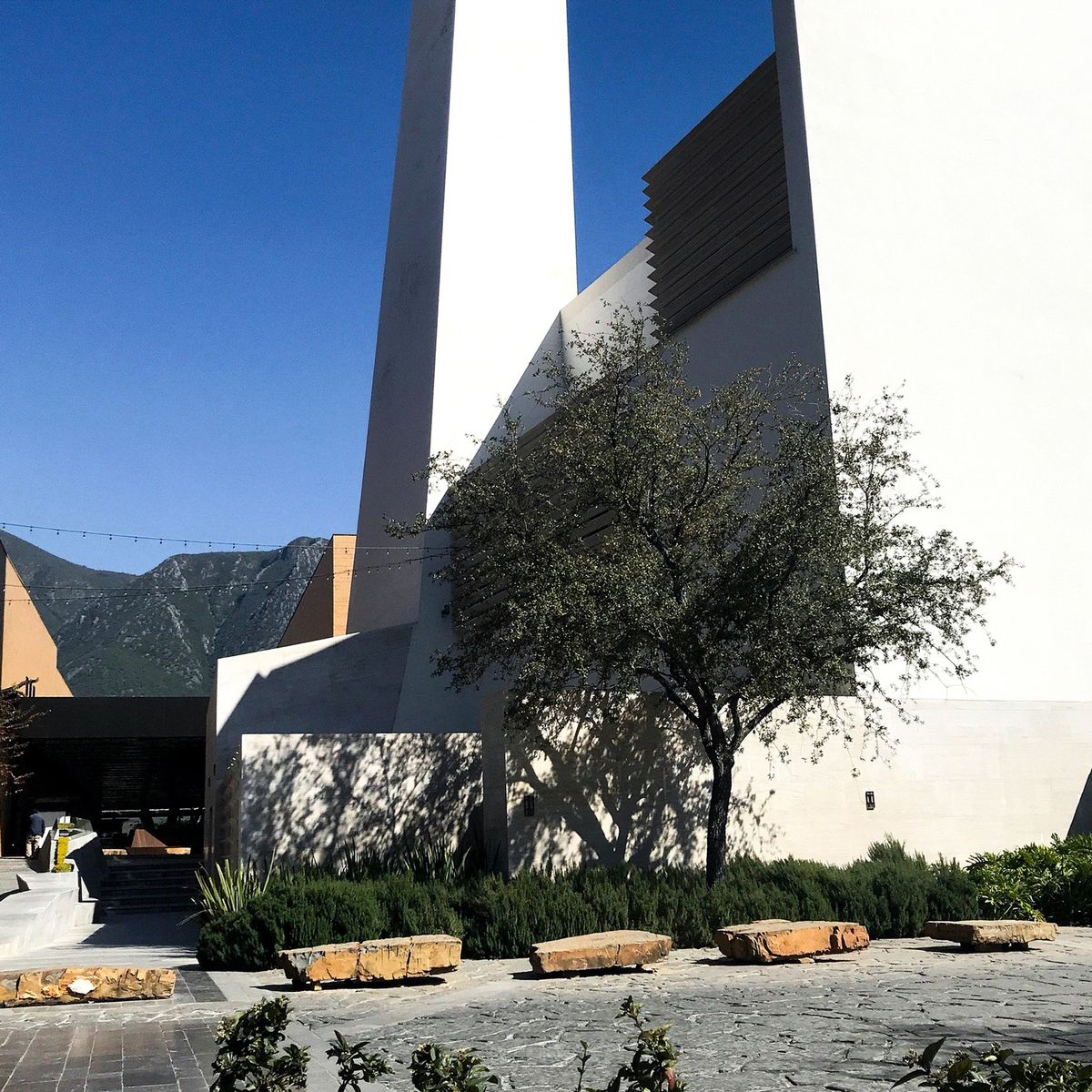 Fachada de la catedral moderna en el centro de una plaza en Monterrey, México
