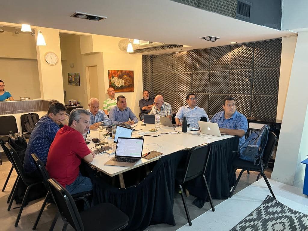 Equipo trabajando en el Train the Trainer