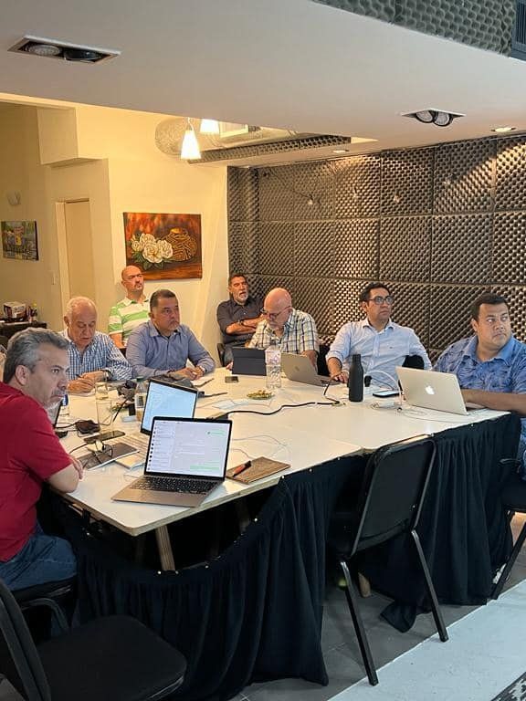 Equipo trabajando en el Train the Trainer