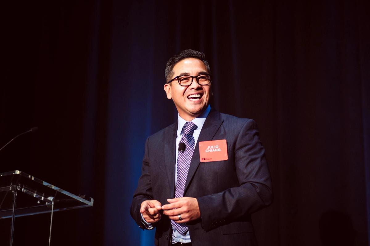 El pastor Julio Chiang durante una conferencia