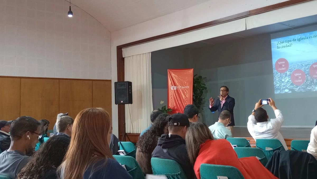 Ponencia sobre qué tipo de iglesia necesita la ciudad, durante El Evangelio en la Ciudad