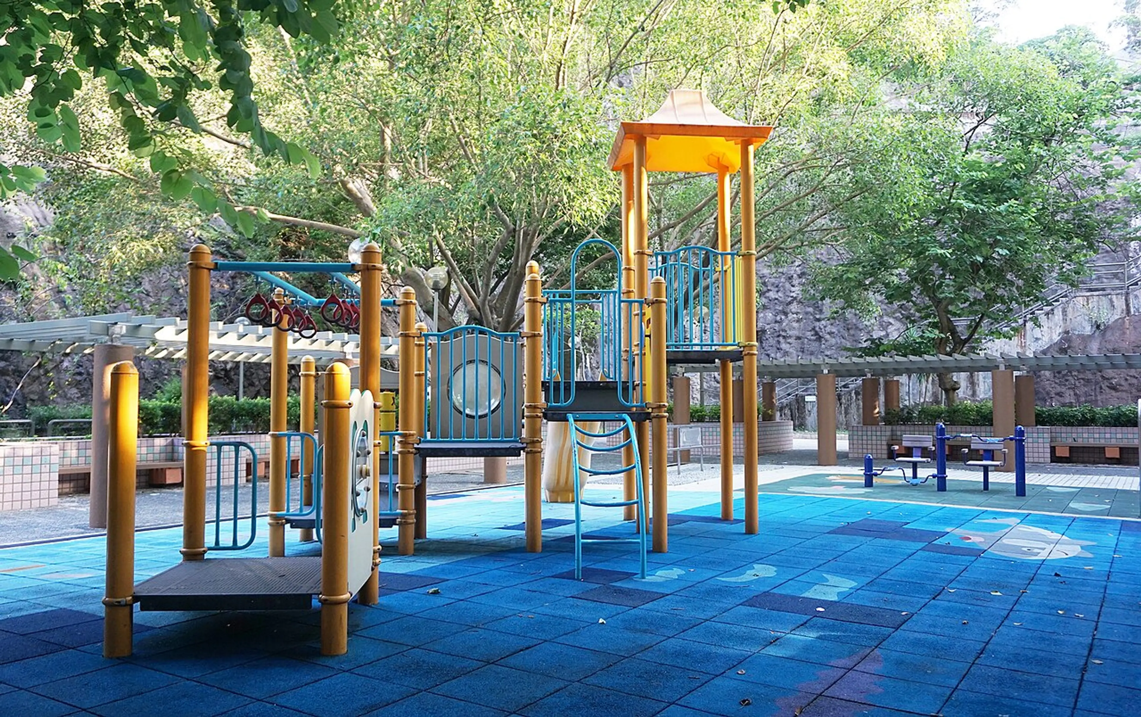 石籬邨遊樂場（三層公園）