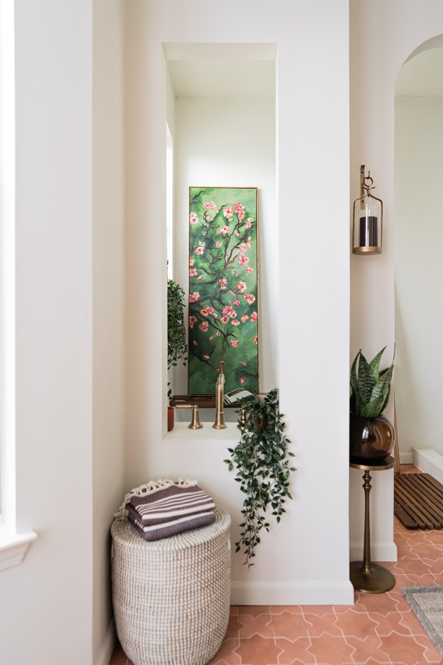 GARDEN portrait, bathtub window and laundry basket