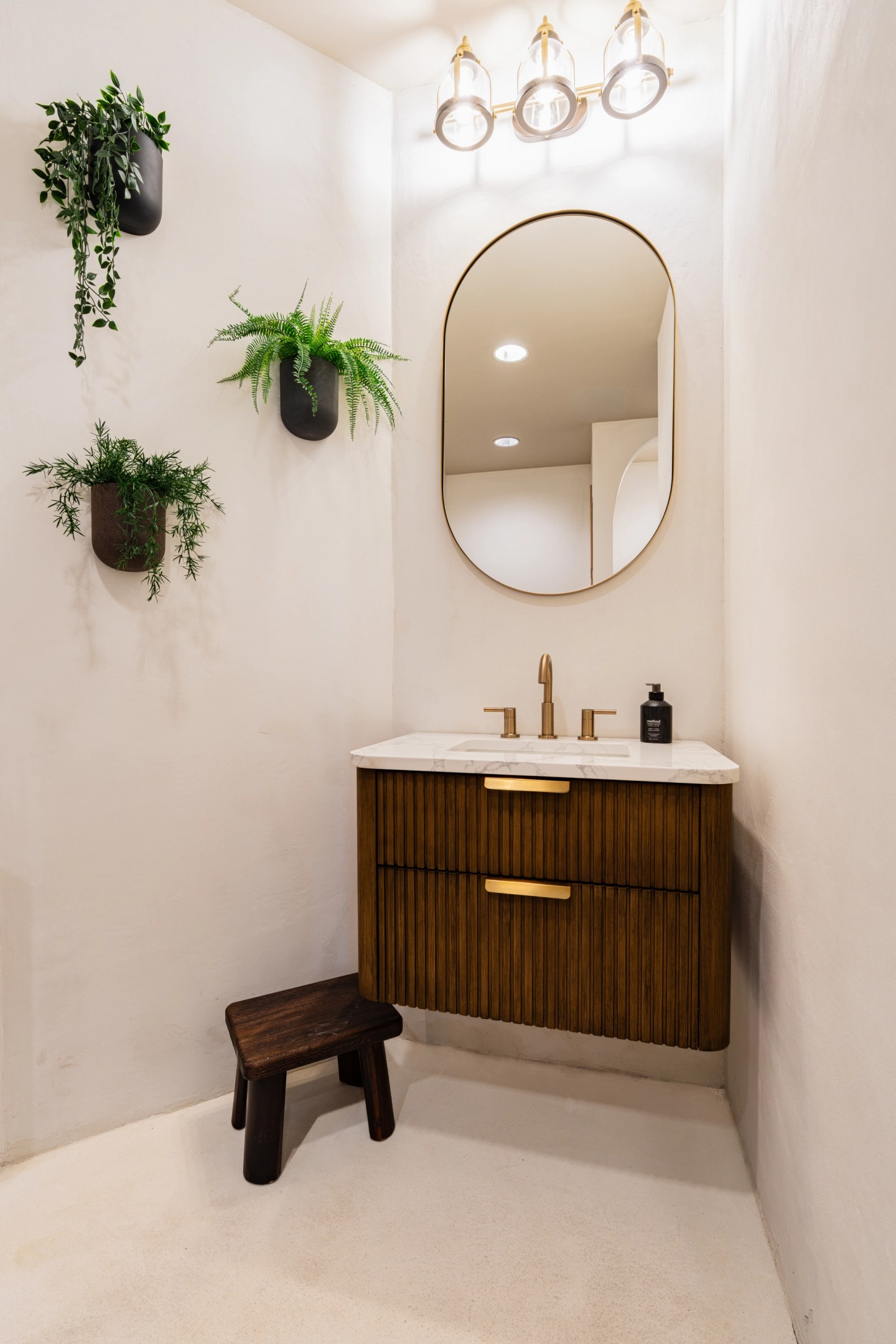 CLUB portrait vanity close-up