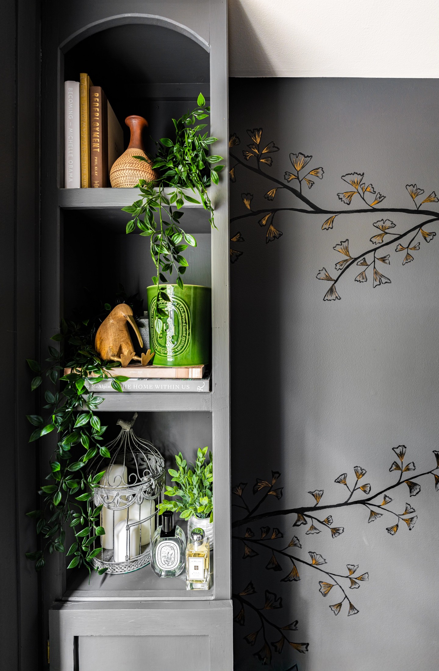 GINGKO portrait, shelf and branches close-up