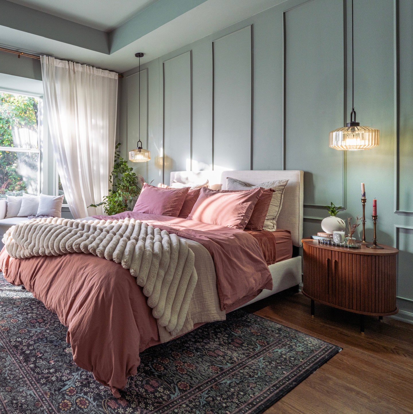 MOODY square, bed angled centered