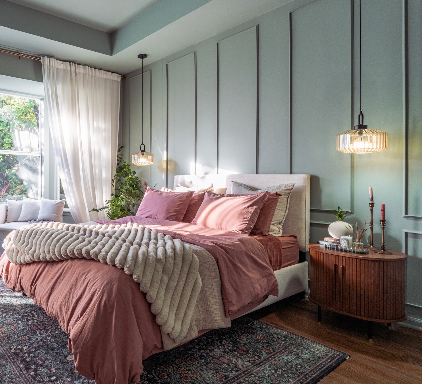 MOODY square, bed angled centered