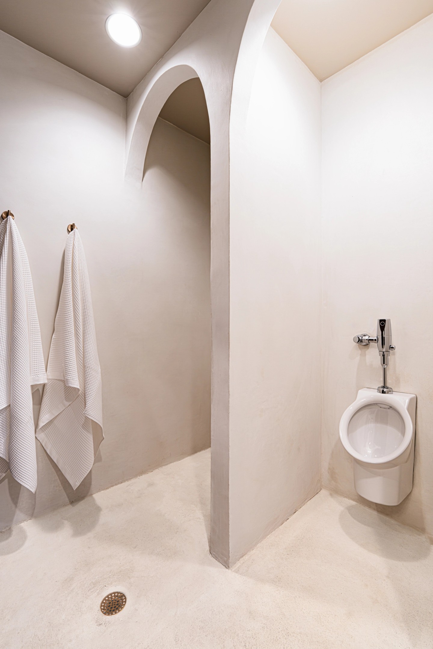 CLUB portrait shower and towels