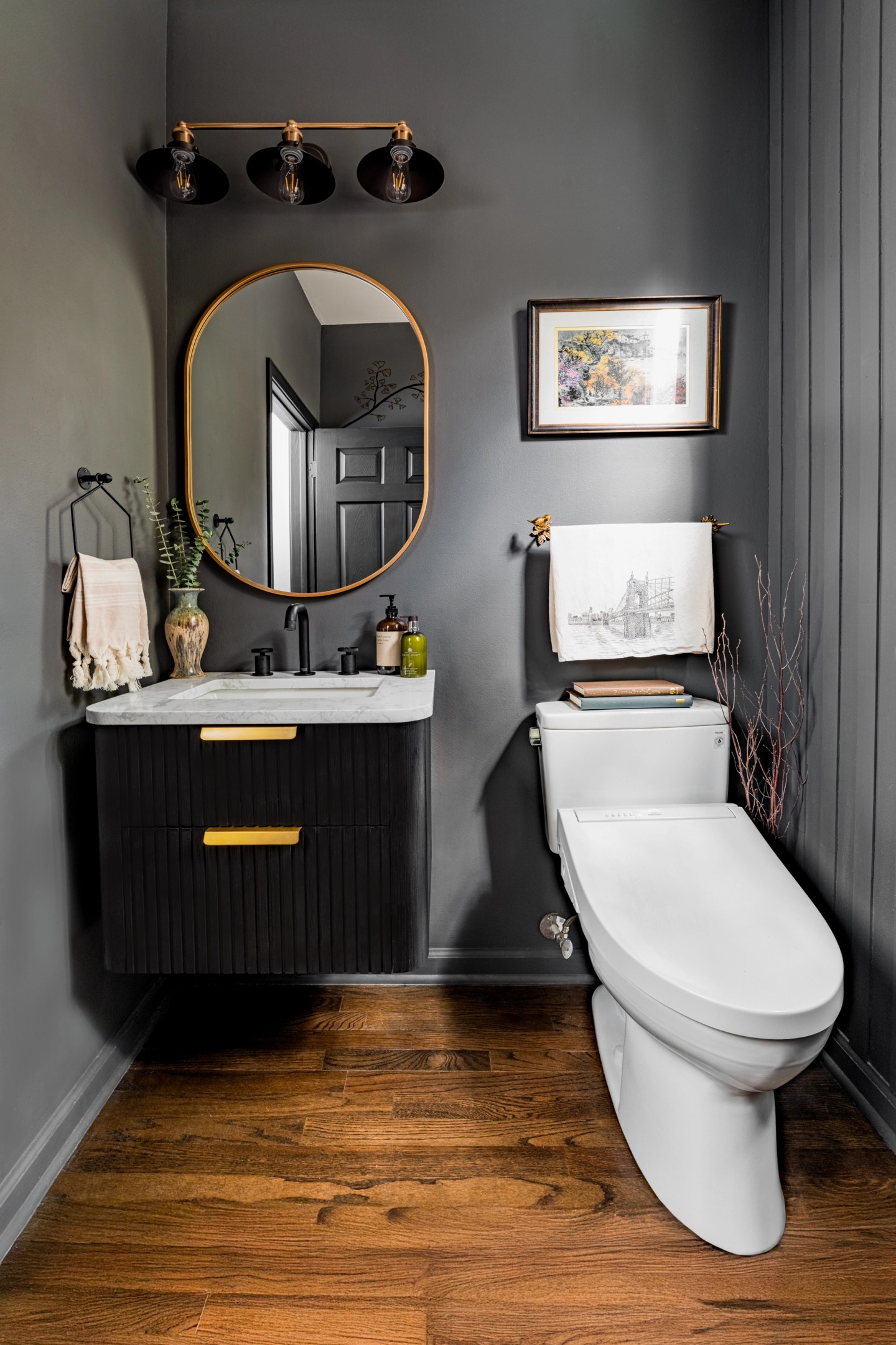 GINGKO portrait, toilet centered