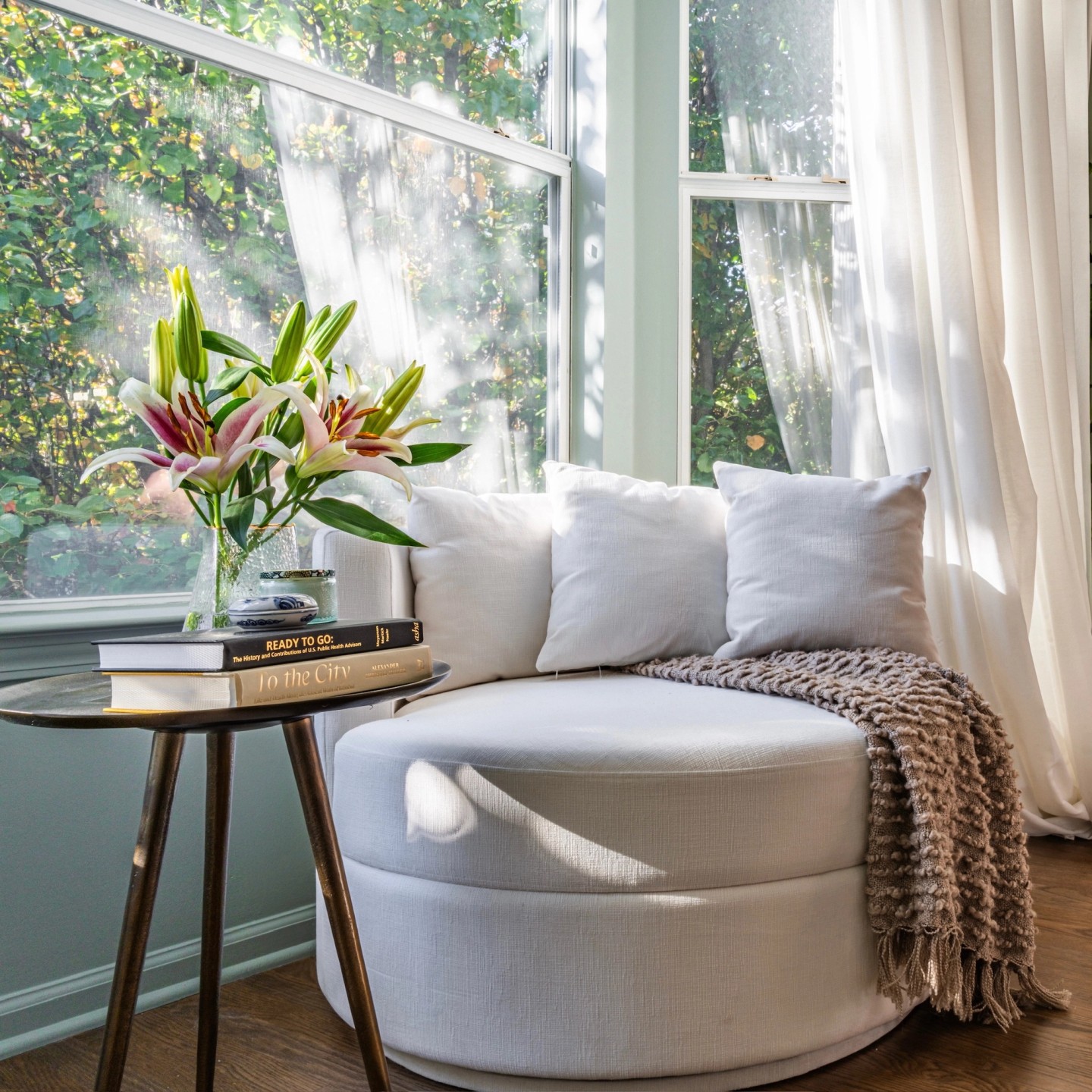 MOODY square, chaise flowers and coffee table centered