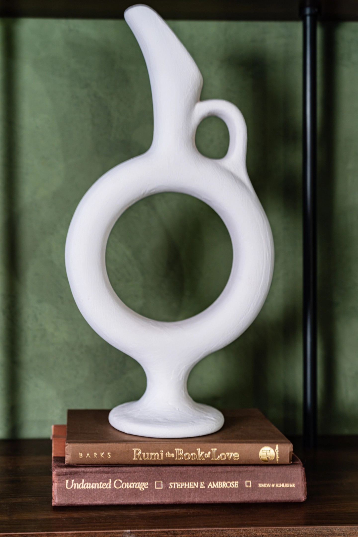 ORGANIC portrait shelf with ceramic detail