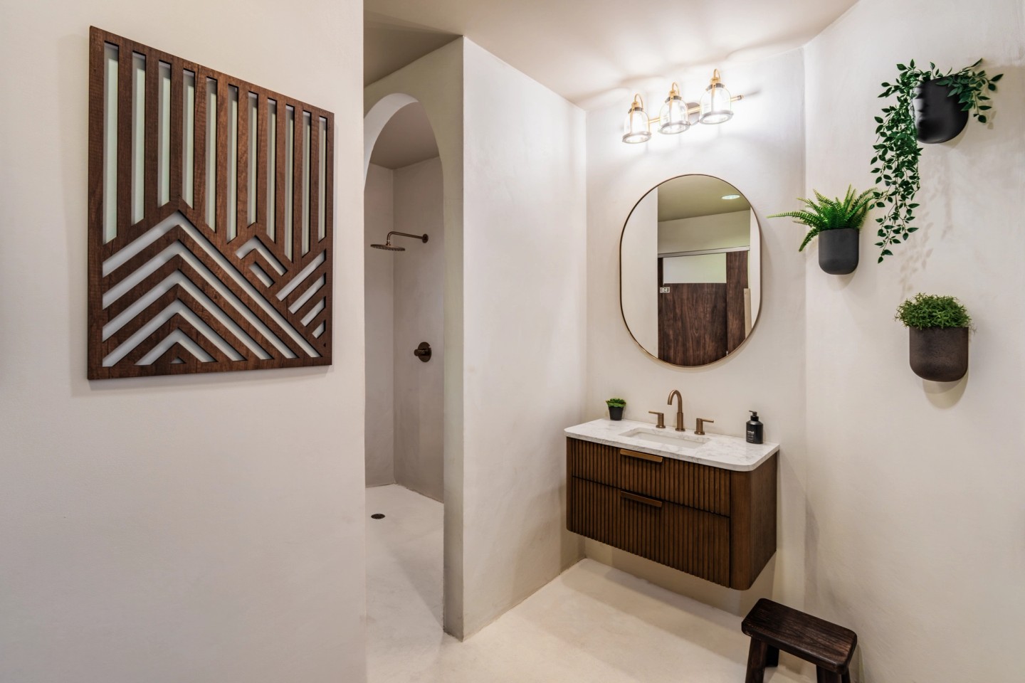 CLUB landscape wide-angle vanity and decor