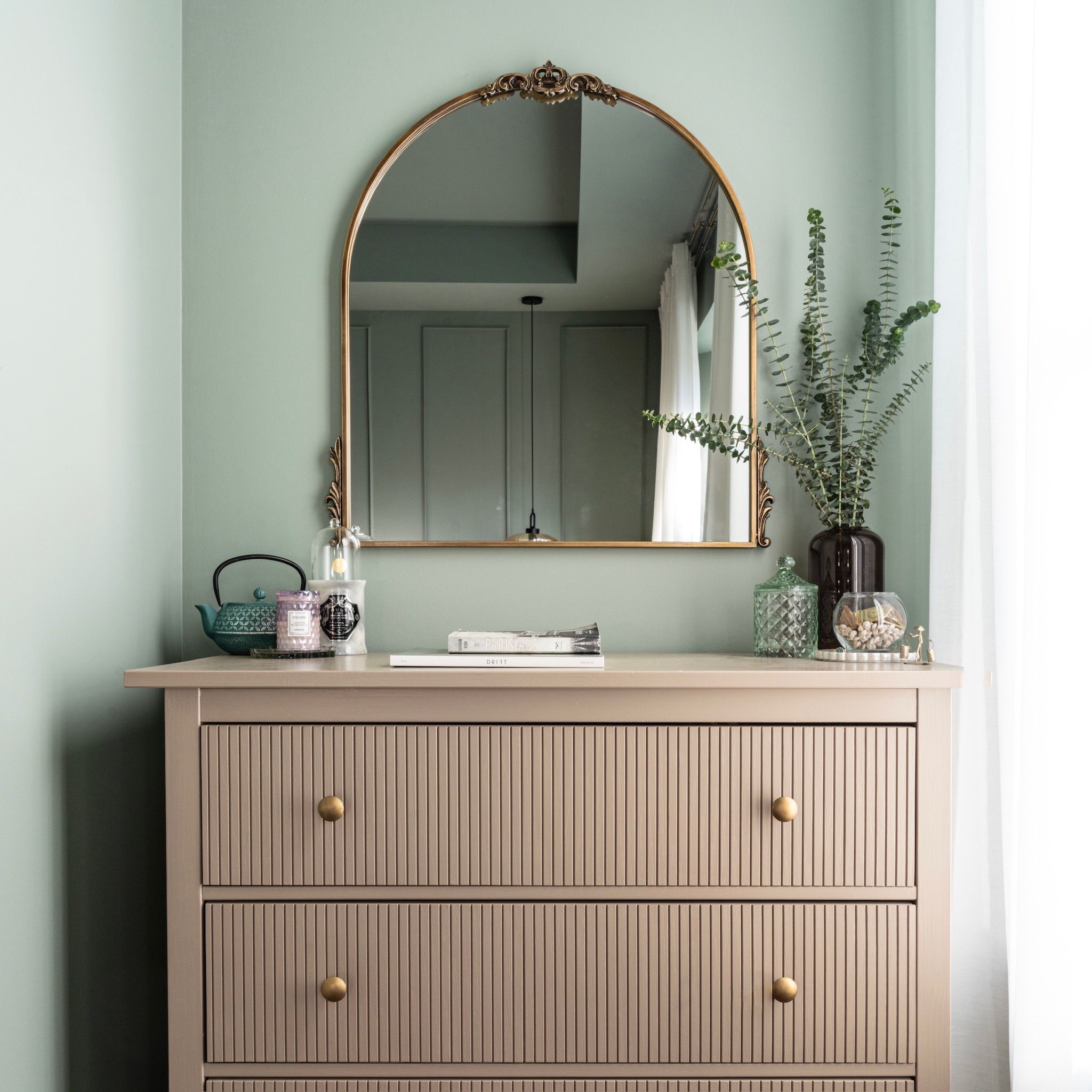 MOODY square, fluted cabinet and mirror centered