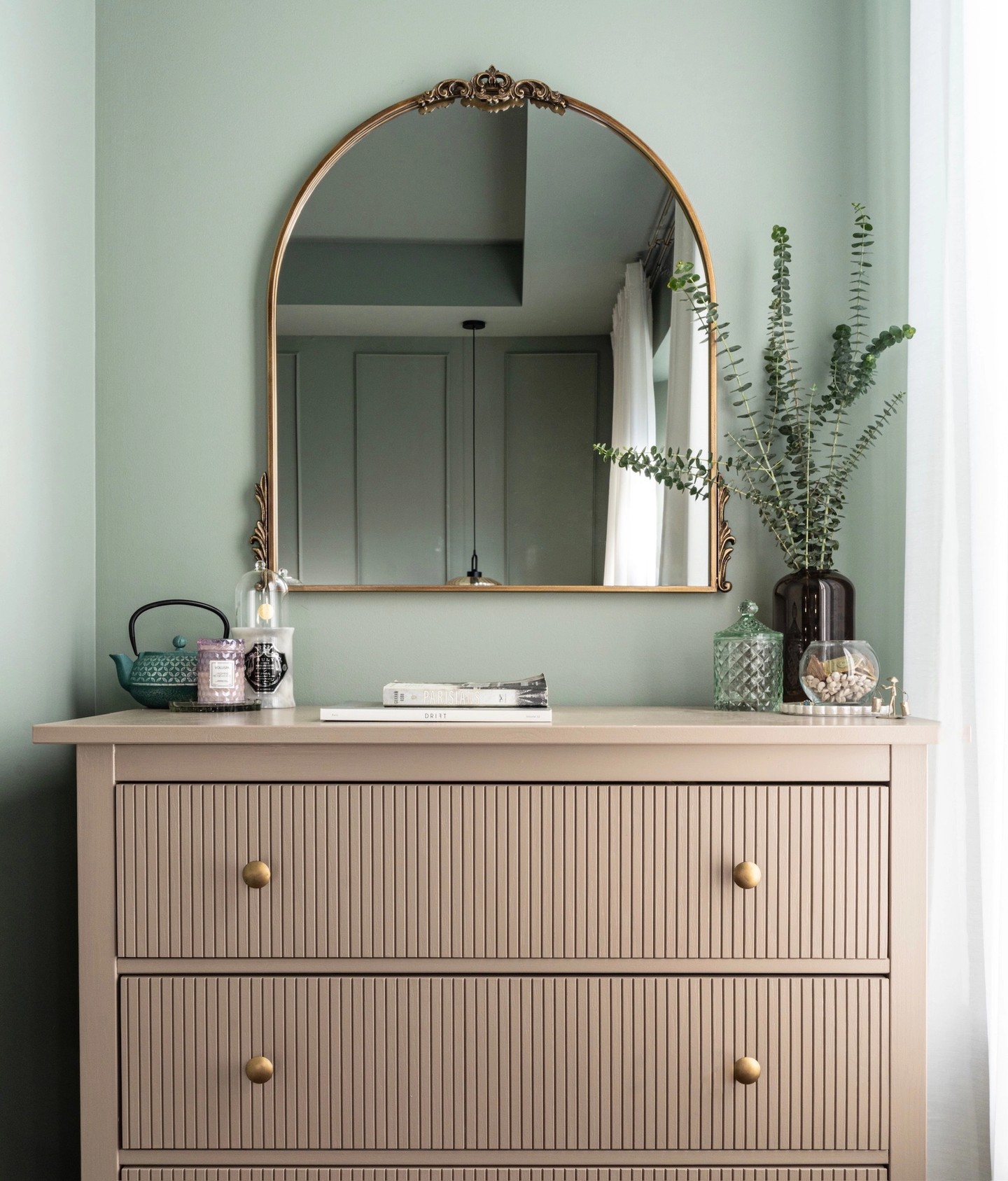 MOODY square, fluted cabinet and mirror centered
