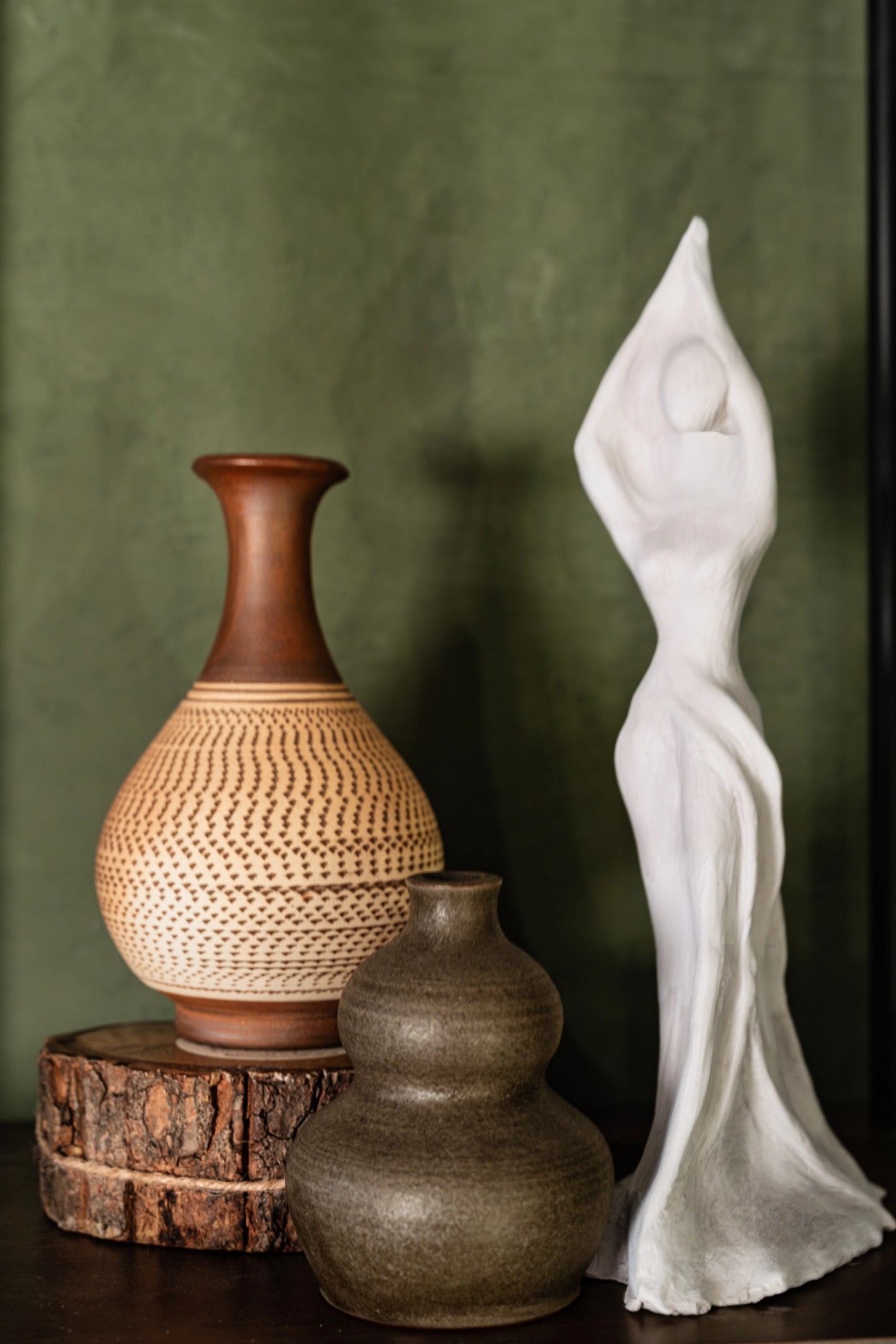 ORGANIC portrait shelf with sculpture detail