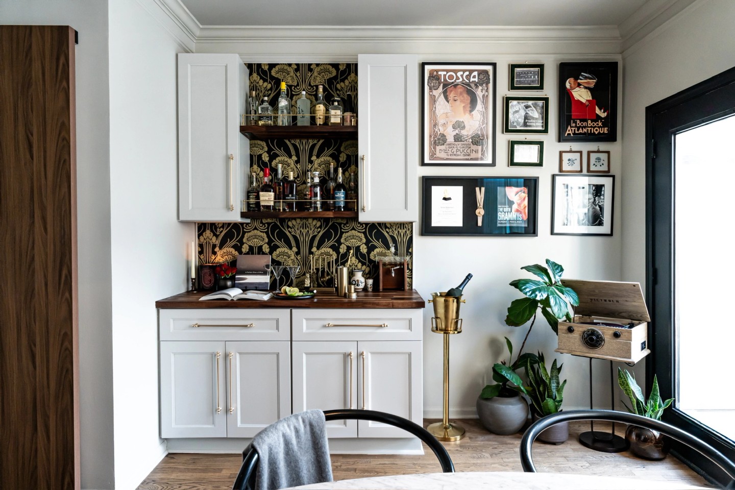 POSH landscape wide bar and side door