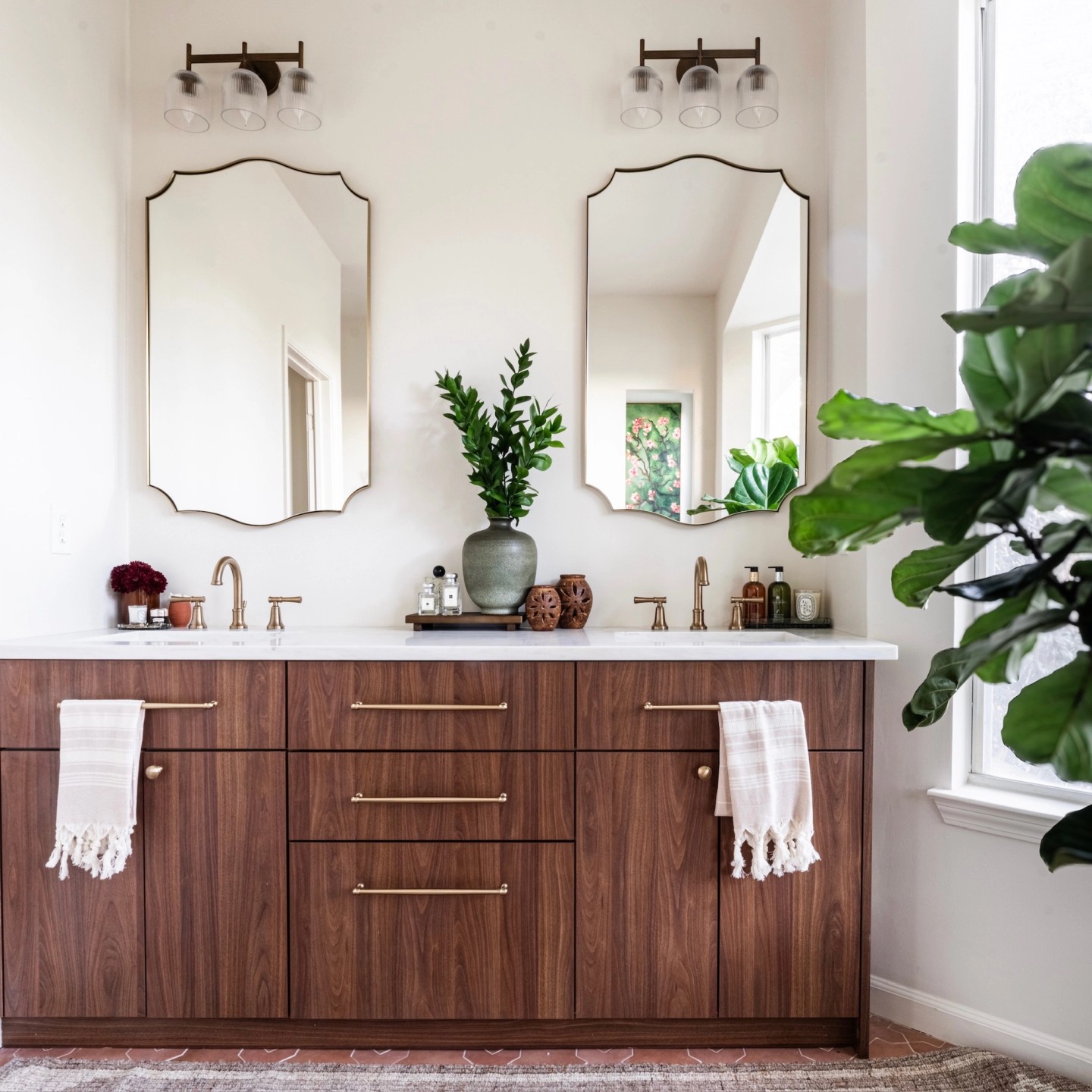 GARDEN square, vanity and mirrors centered