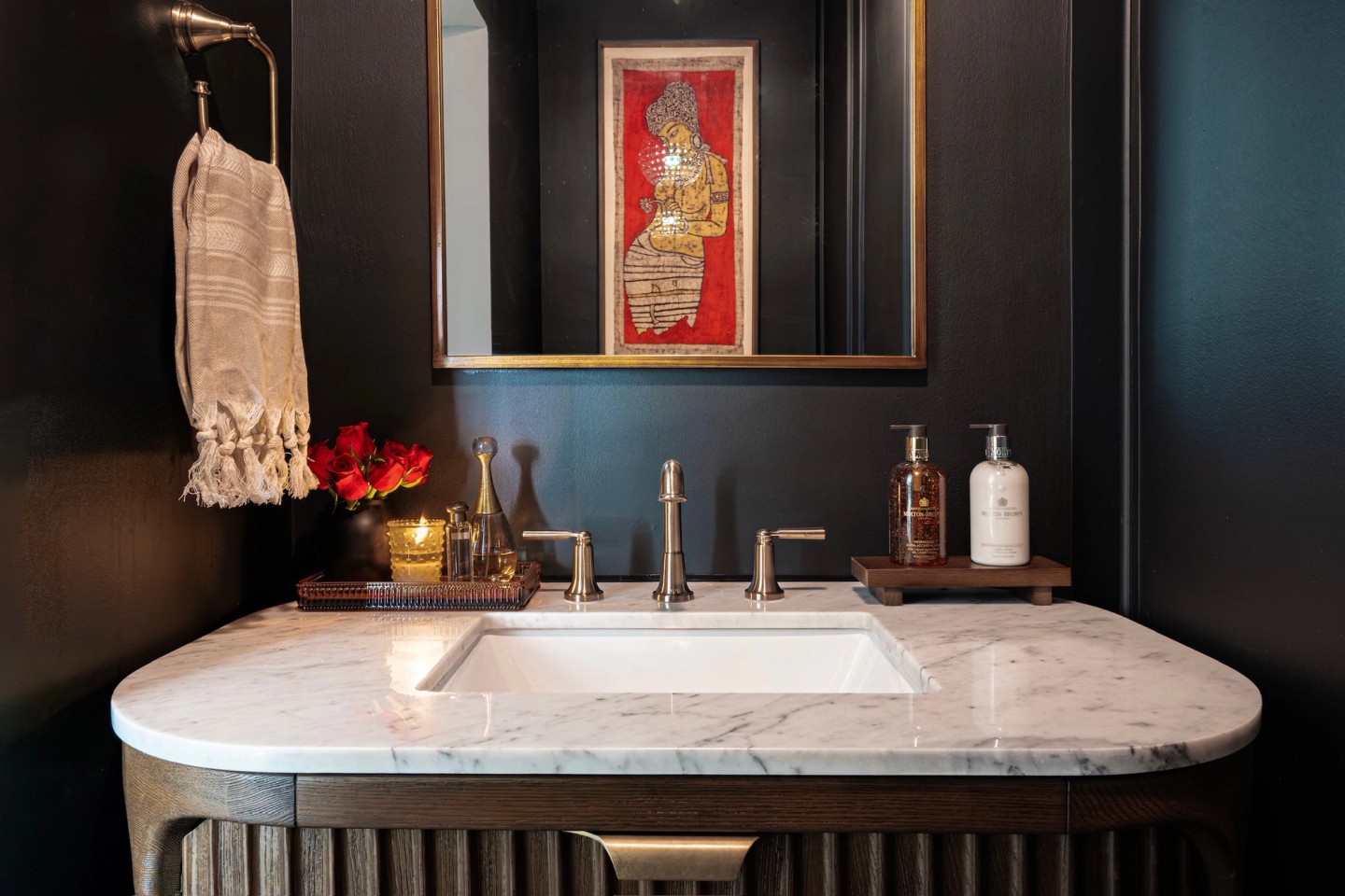 BELLE wide close-up centered vanity mirror 