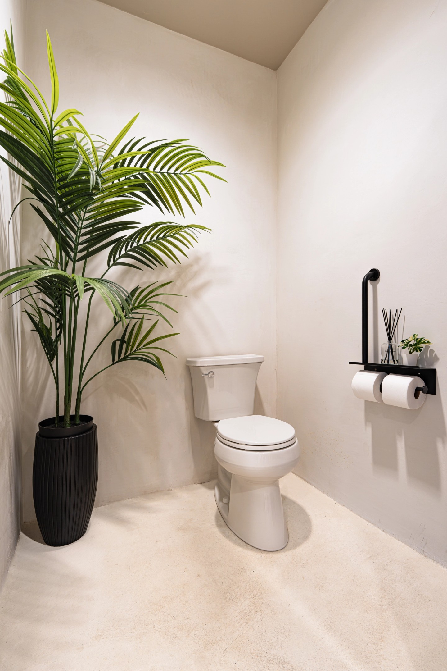 CLUB portrait toilet and plants