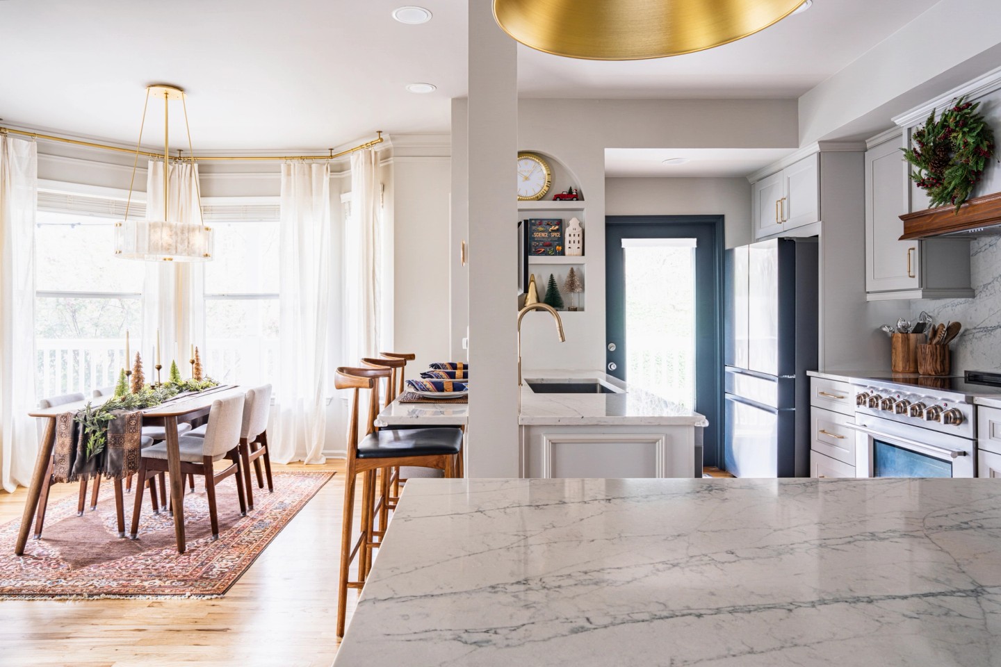 SOLE landscape island partial with dining room