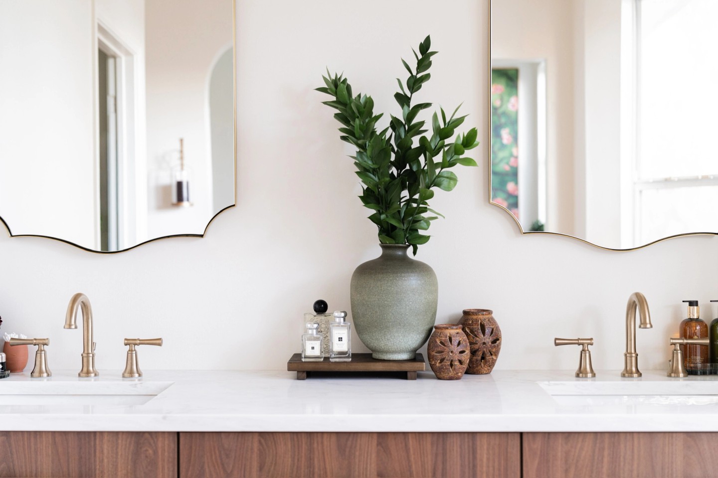 GARDEN landscape, vanity plant and mirrors centered