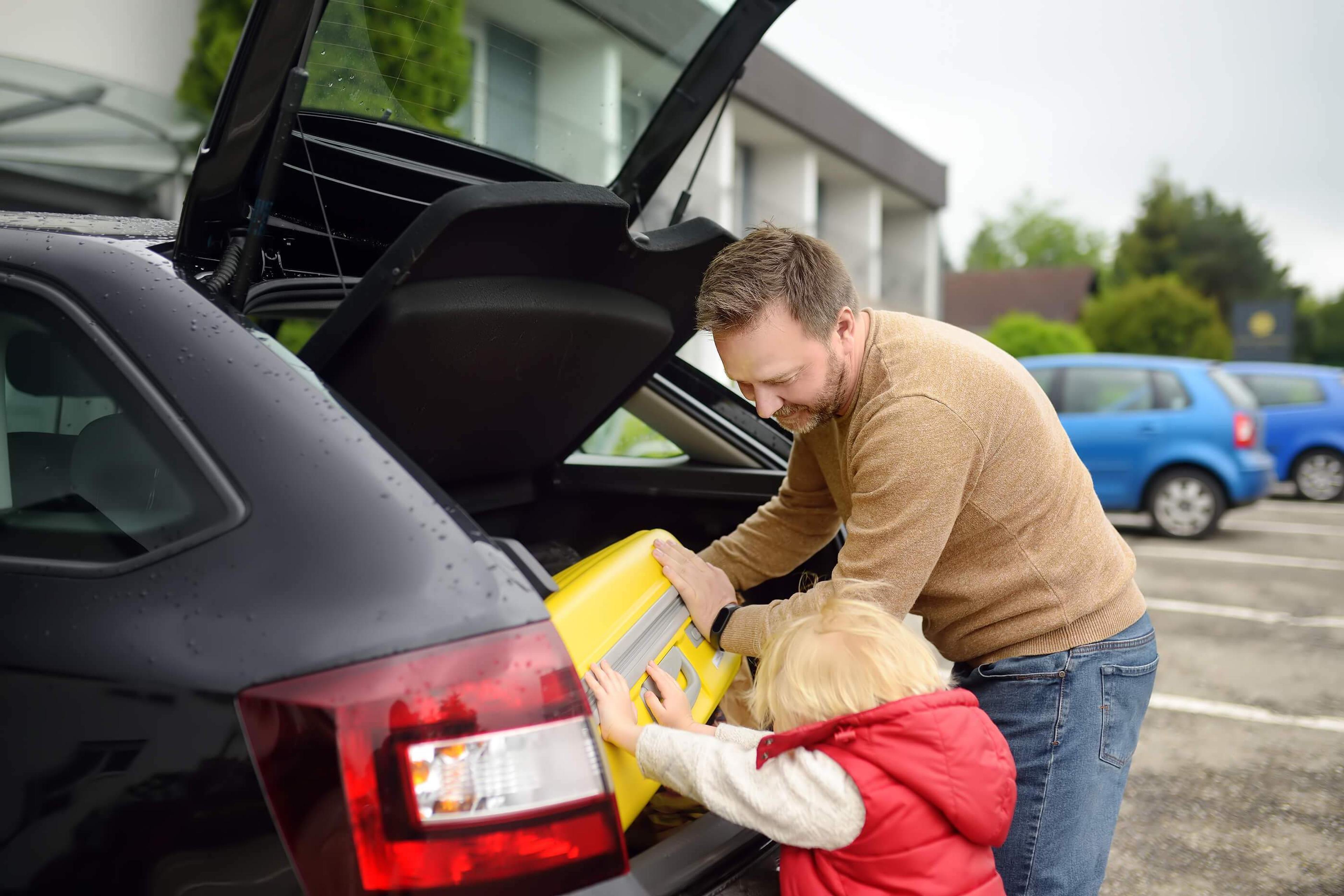 dad packing car with son