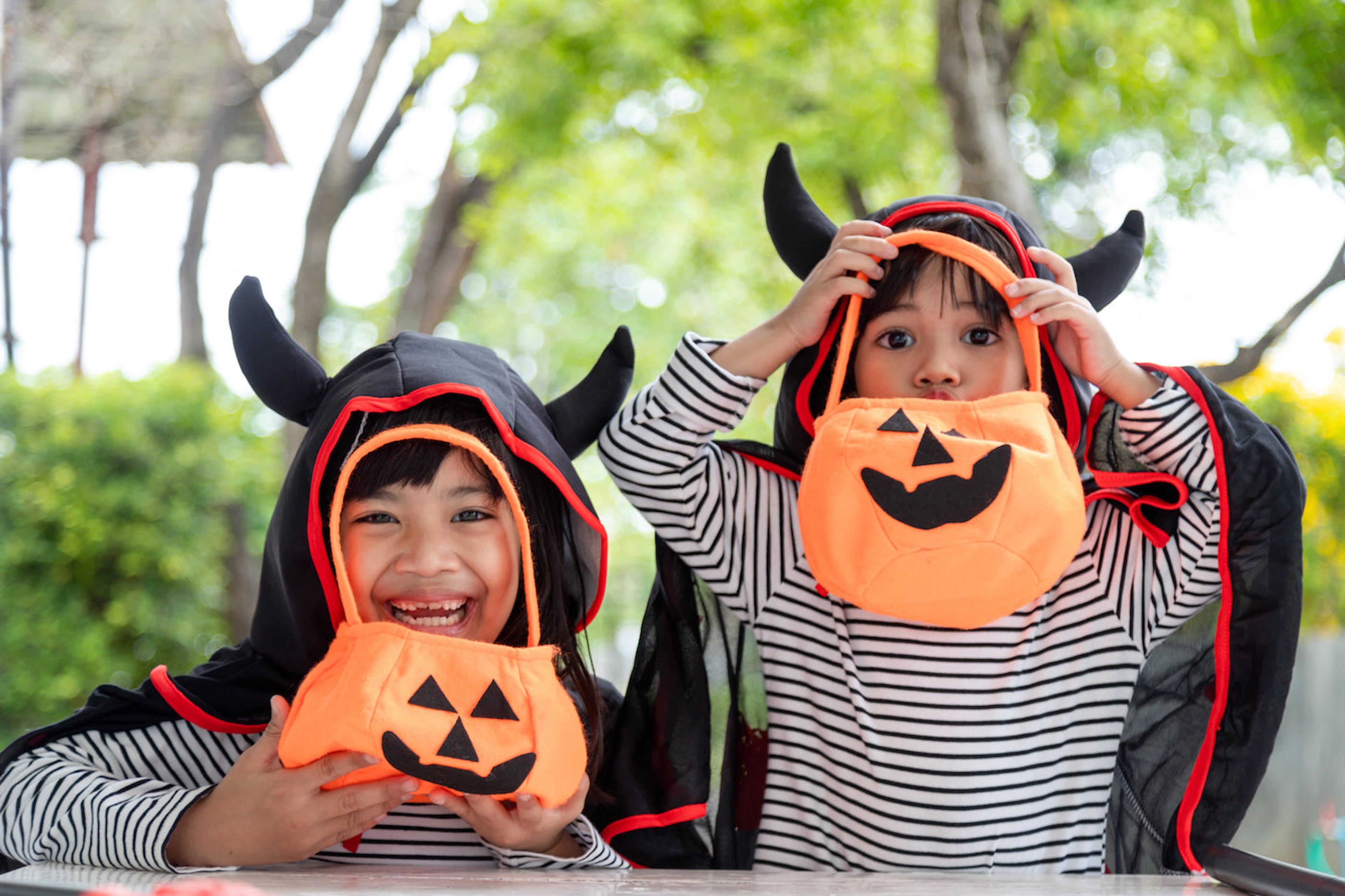 Siblings dressed in matching Halloween costumes