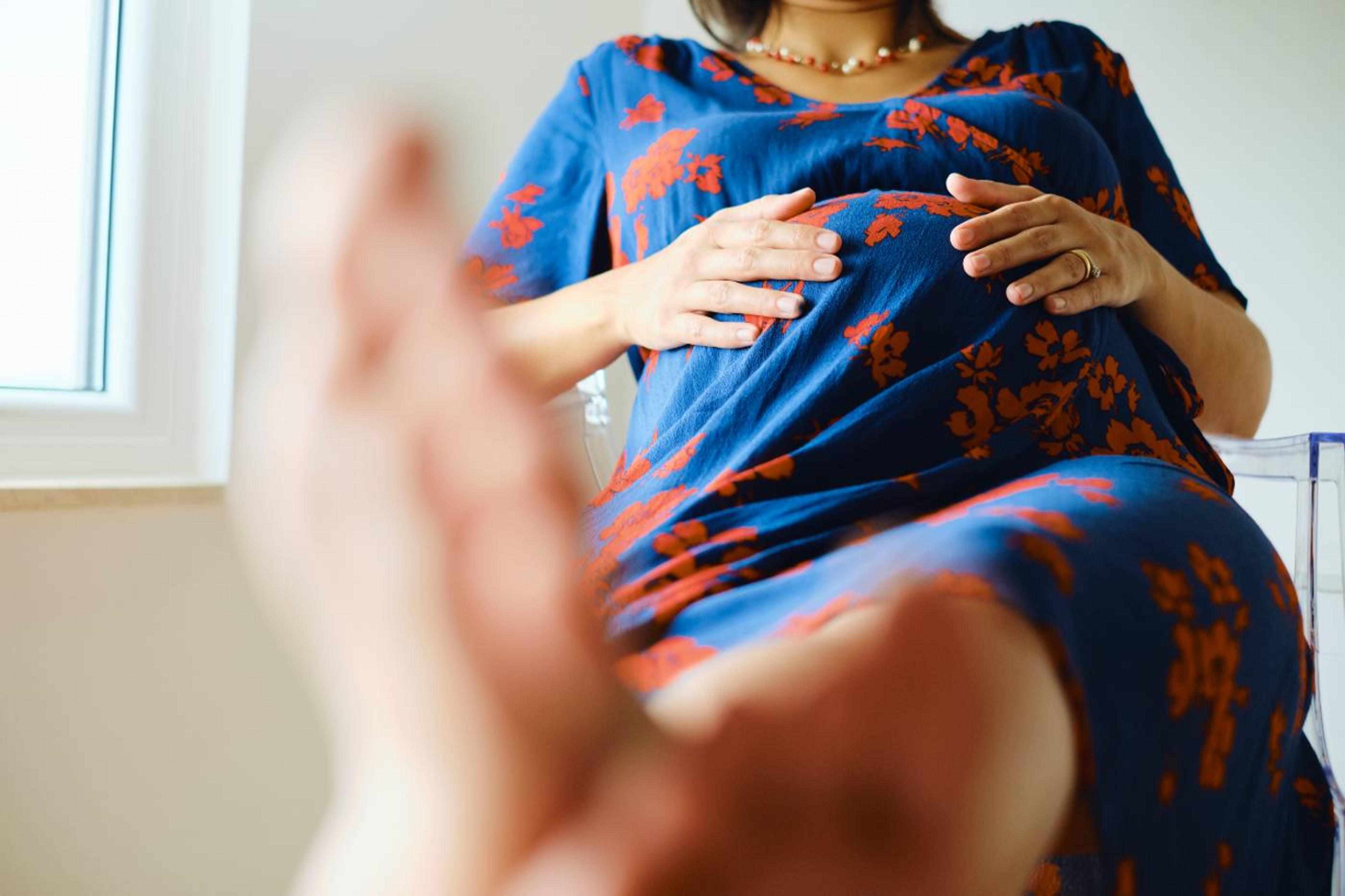 Pregnancy swelling: Pregnant woman with swollen feet up