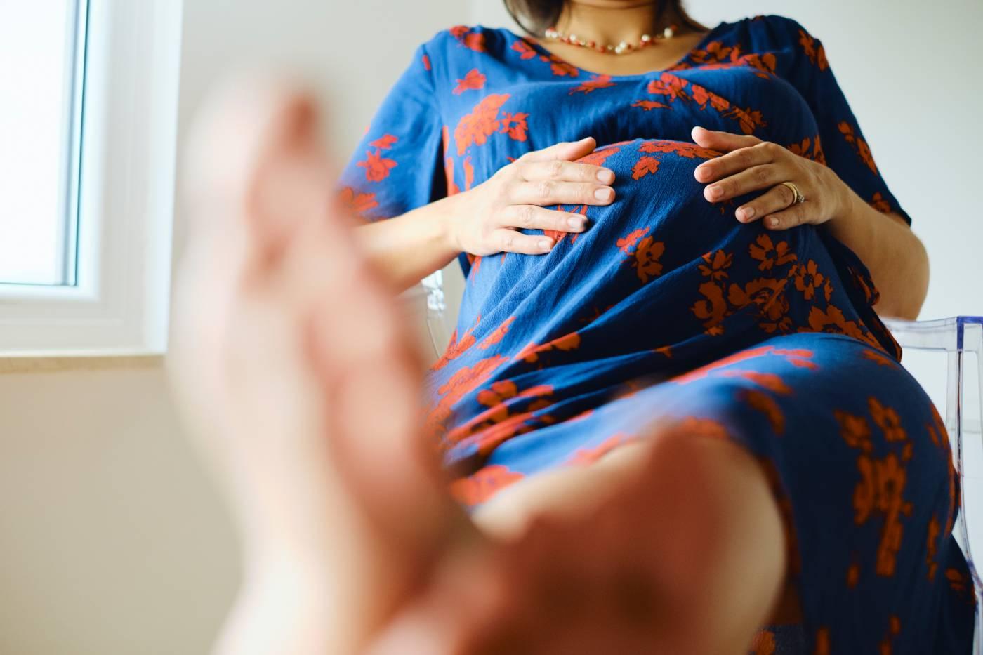 Pregnancy swelling: Pregnant woman with swollen feet up