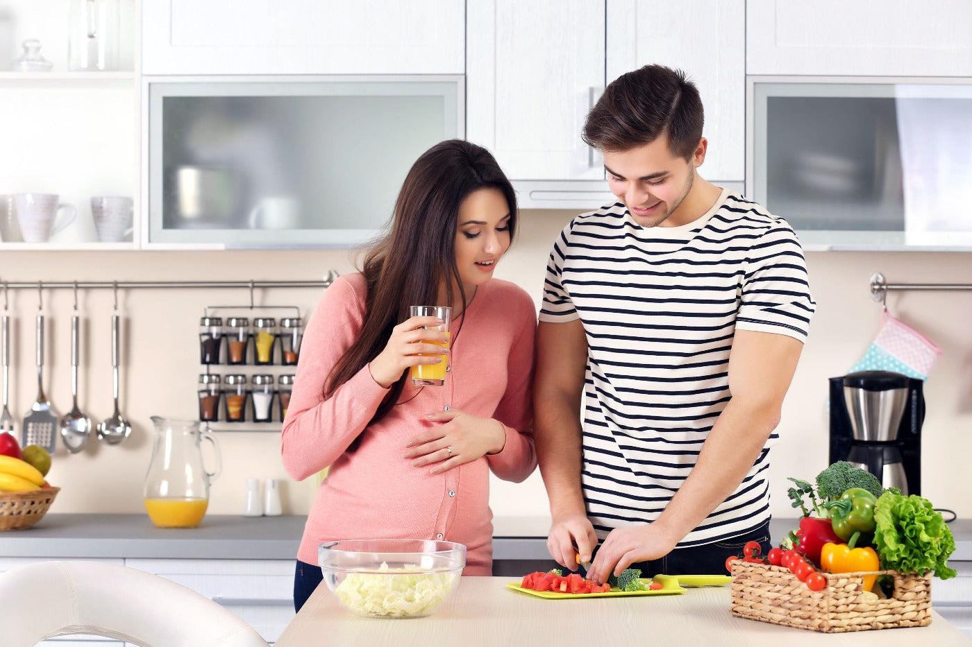 pregnant-wife-and-husband-cooking-meal