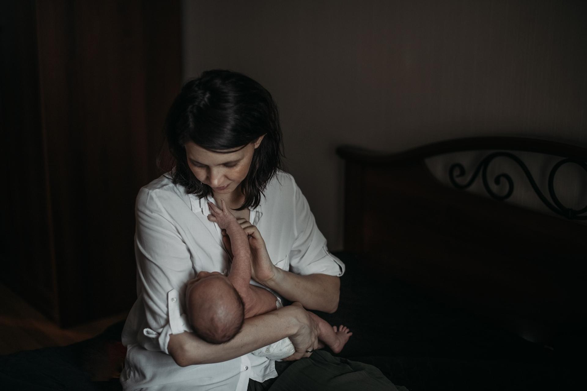 A mom feeds her newborn in the middle of the night
