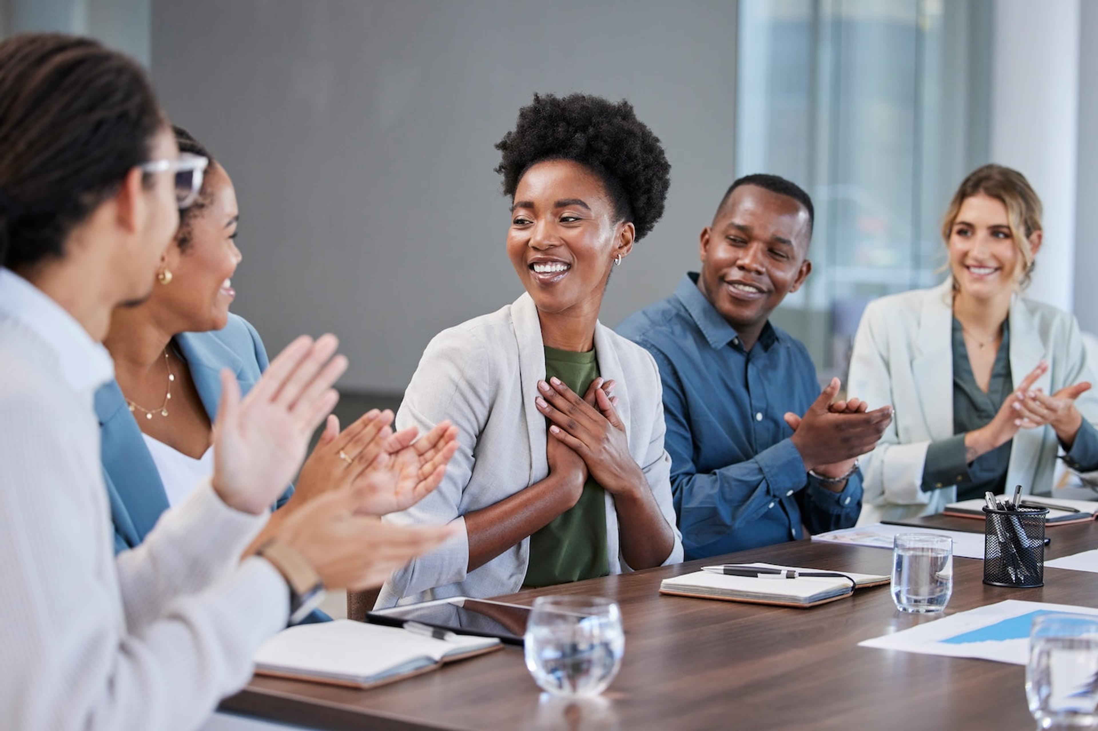 A woman announces her pregnancy to her coworkers