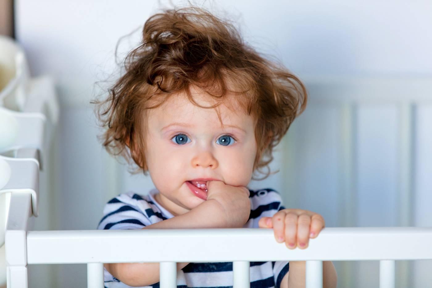 18-month sleep regression: awake toddler in crib