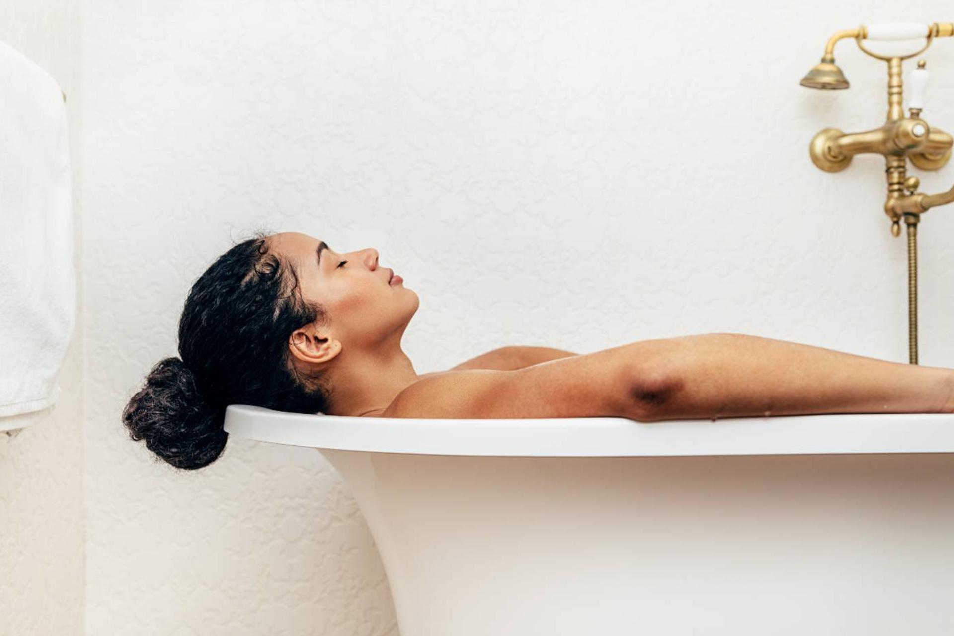 taking a bath while pregnant 