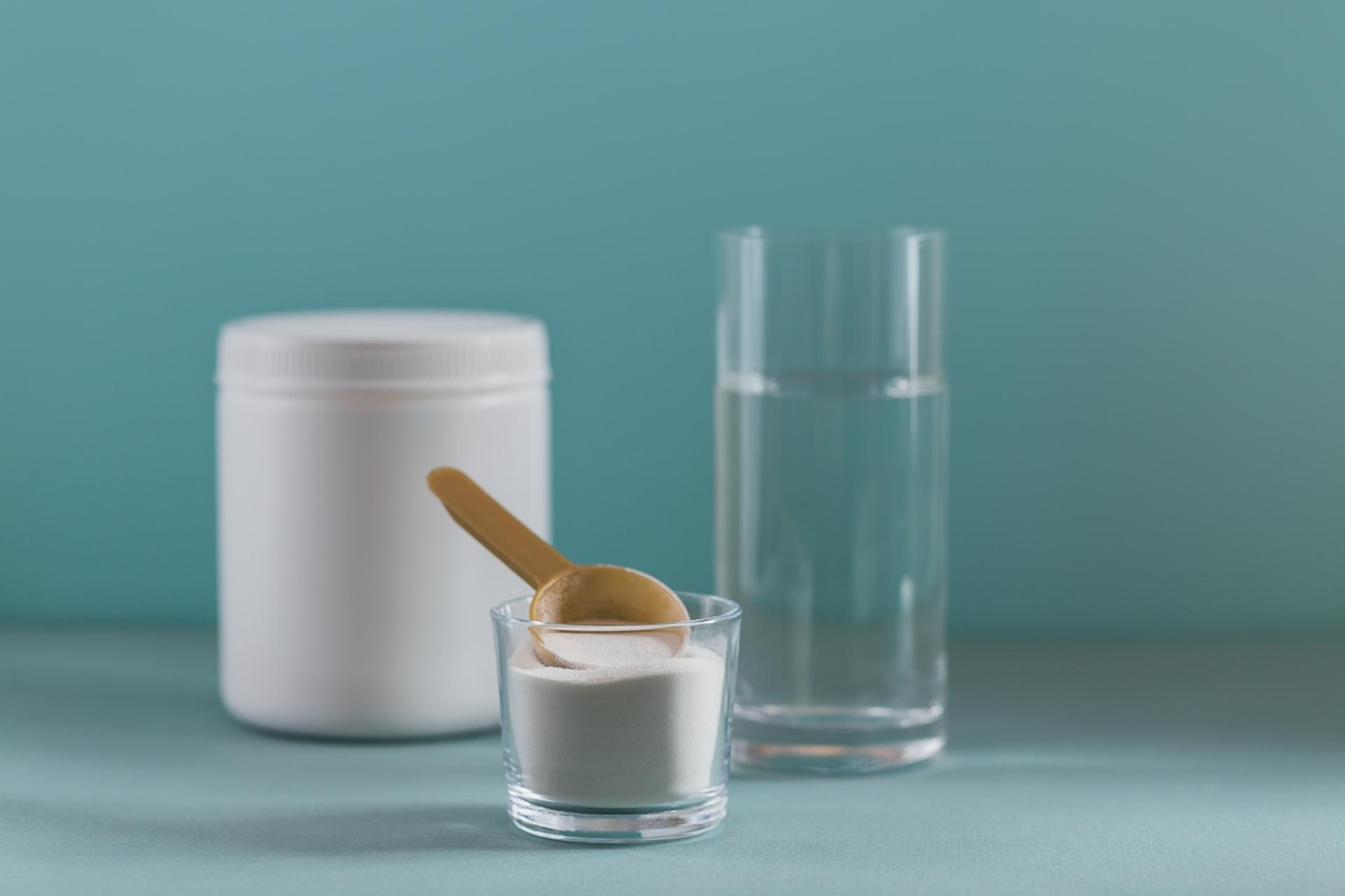 Collagen peptide powder and a glass of water