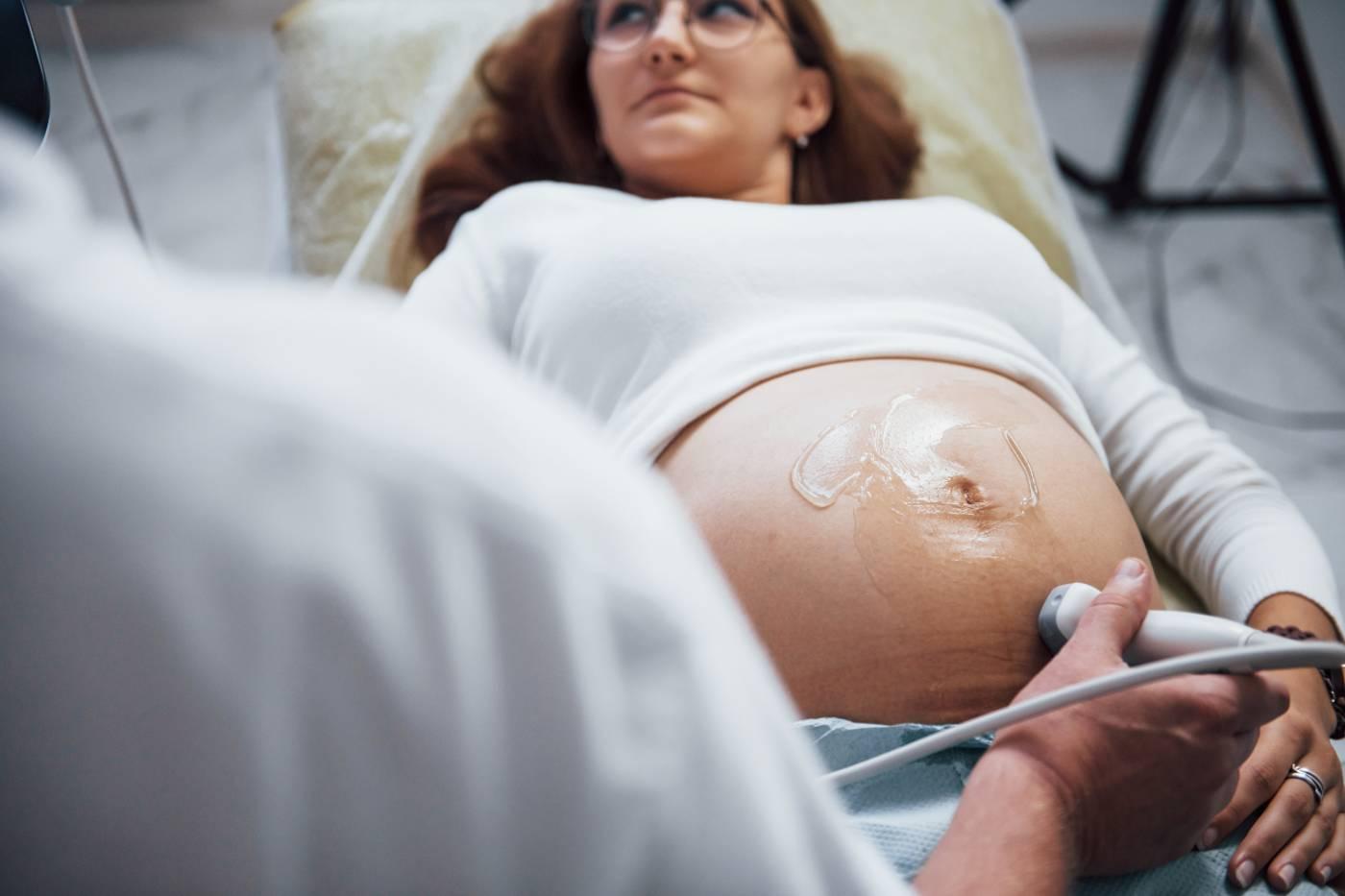placenta previa: Parent-to-be getting an ultrasound
