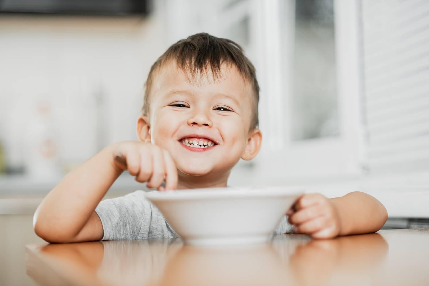 Toddler easts a quick, easy, healthy breakfast