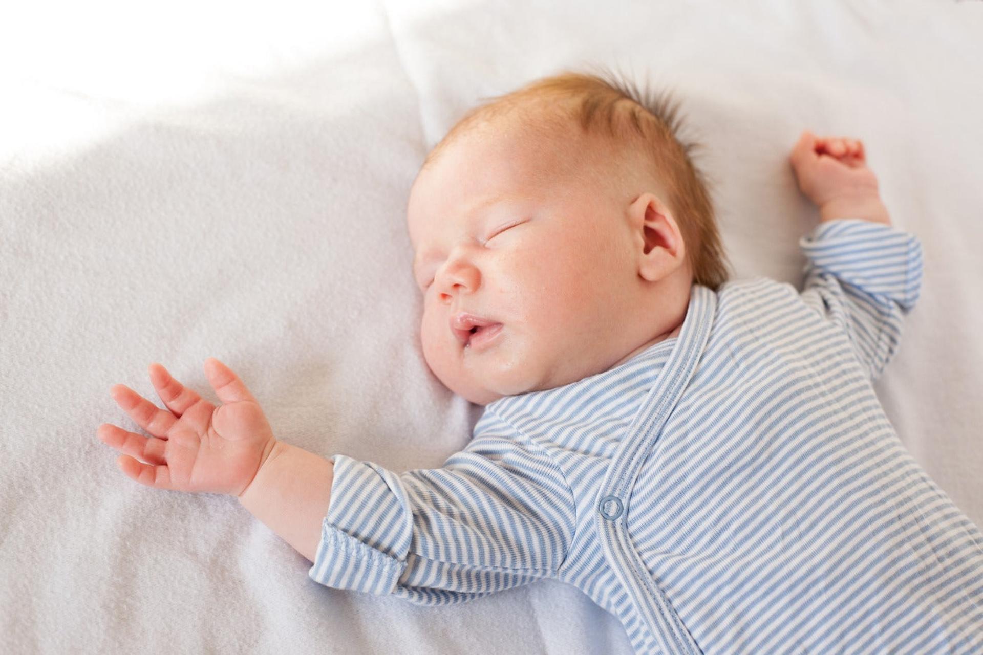 Baby sleeping safely 
