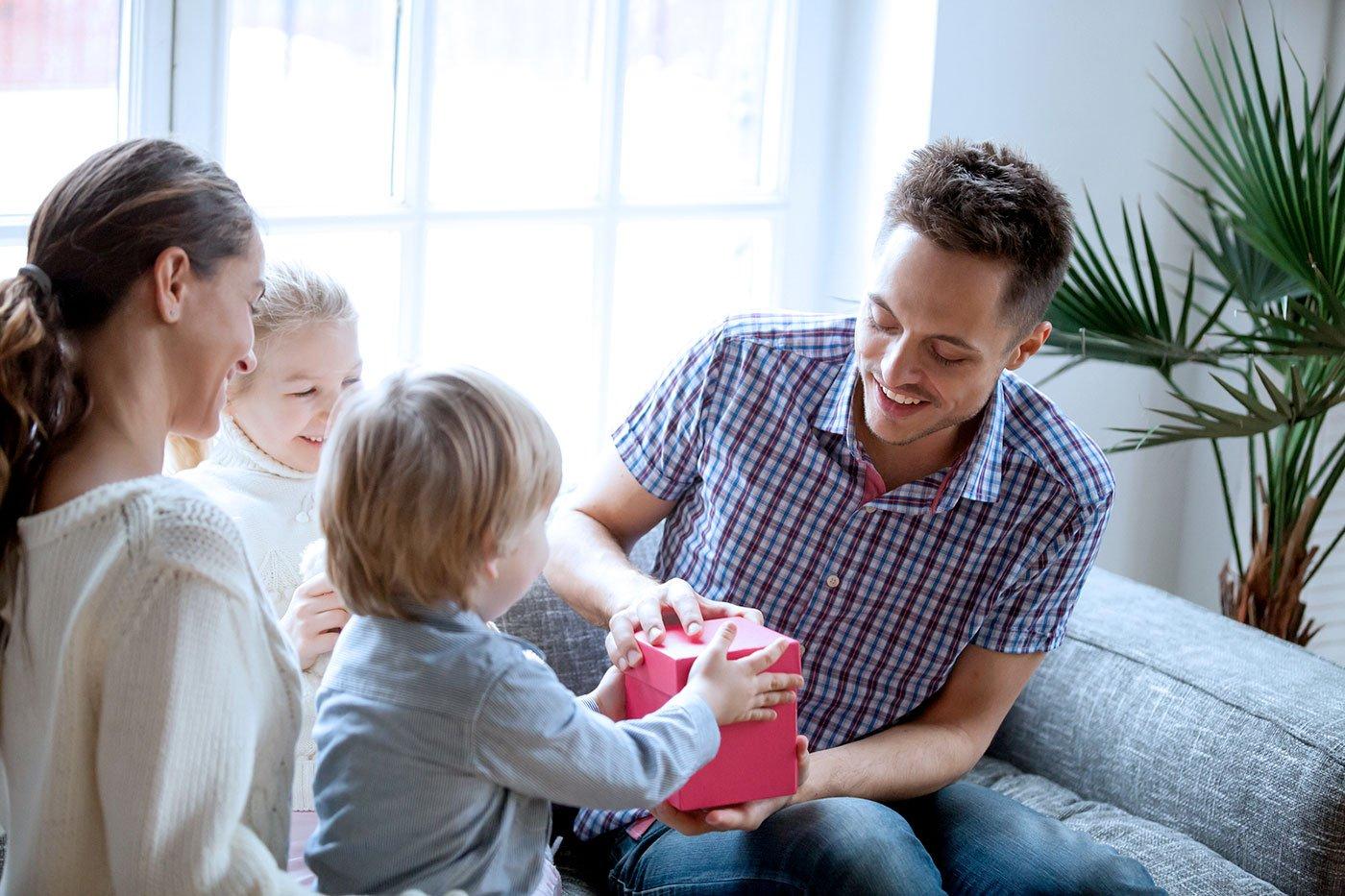 DIY father's day gift ideas: dad opening gifts with family