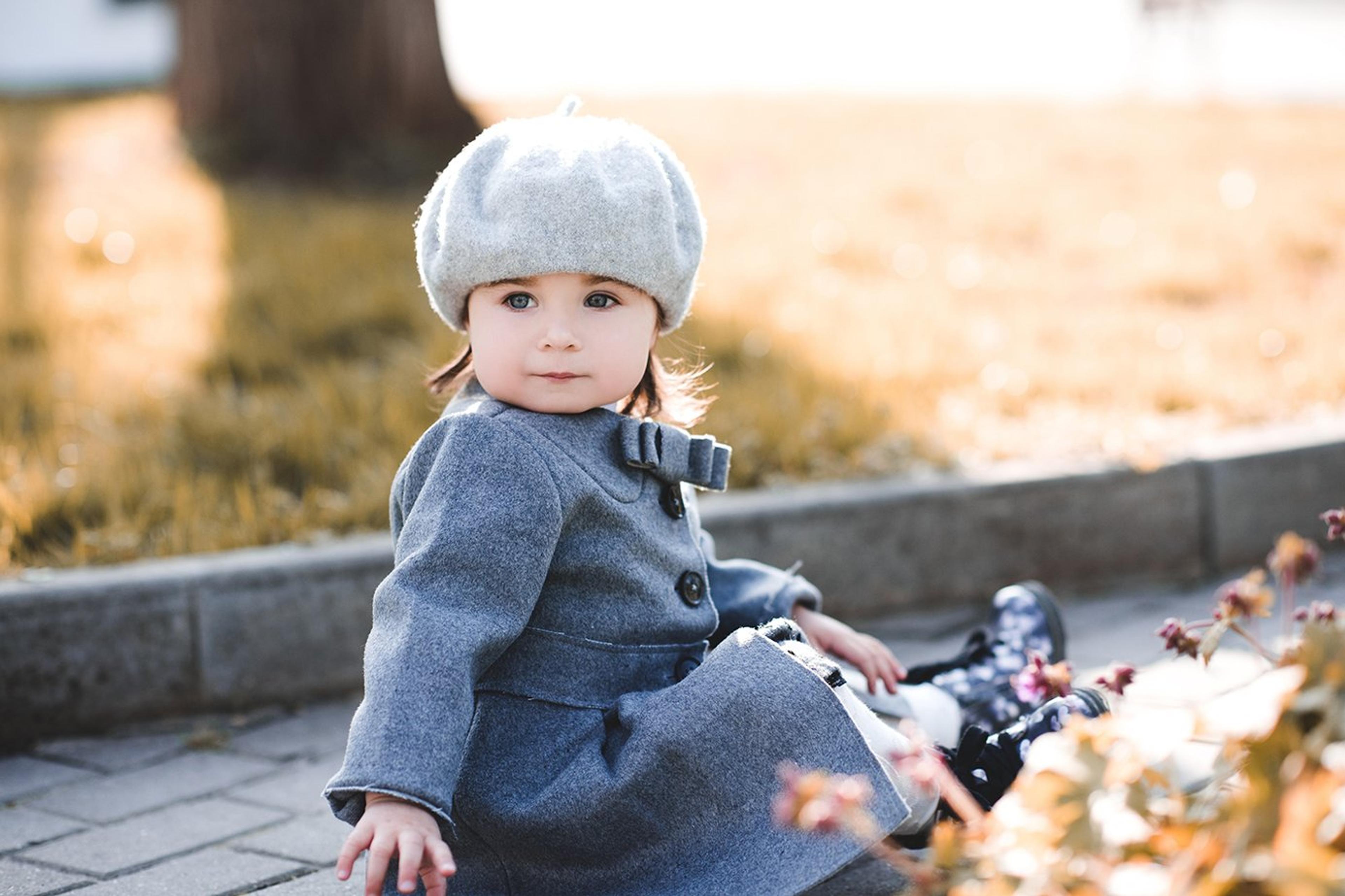  little-girl-sitting-in-the-park-winter