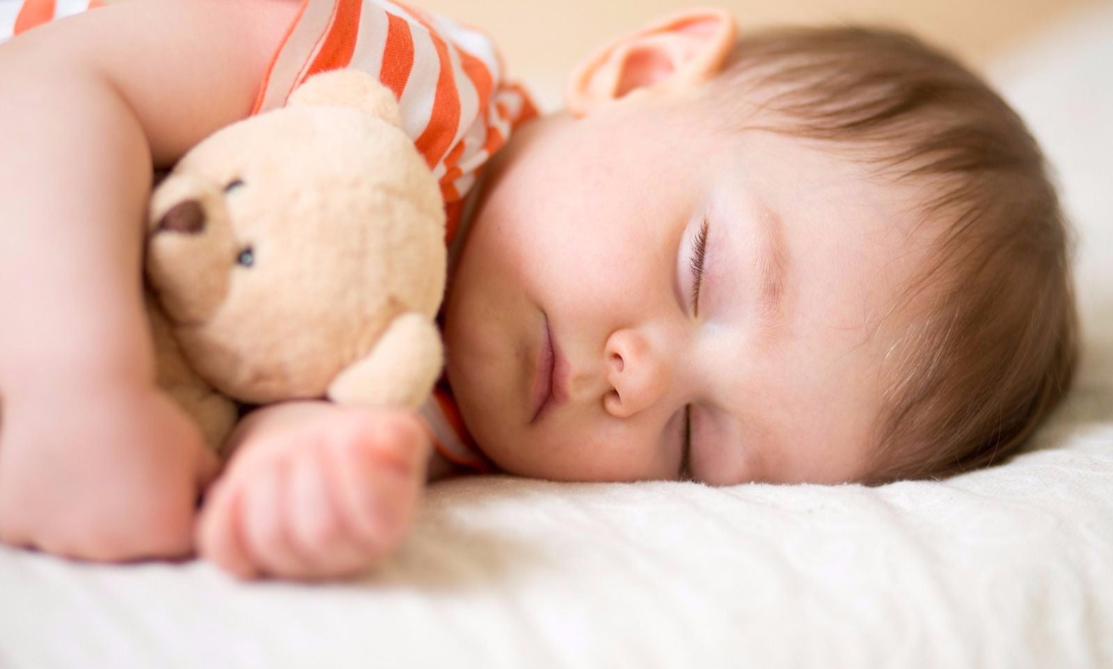 toddler-sleeping-with-teddy-bear