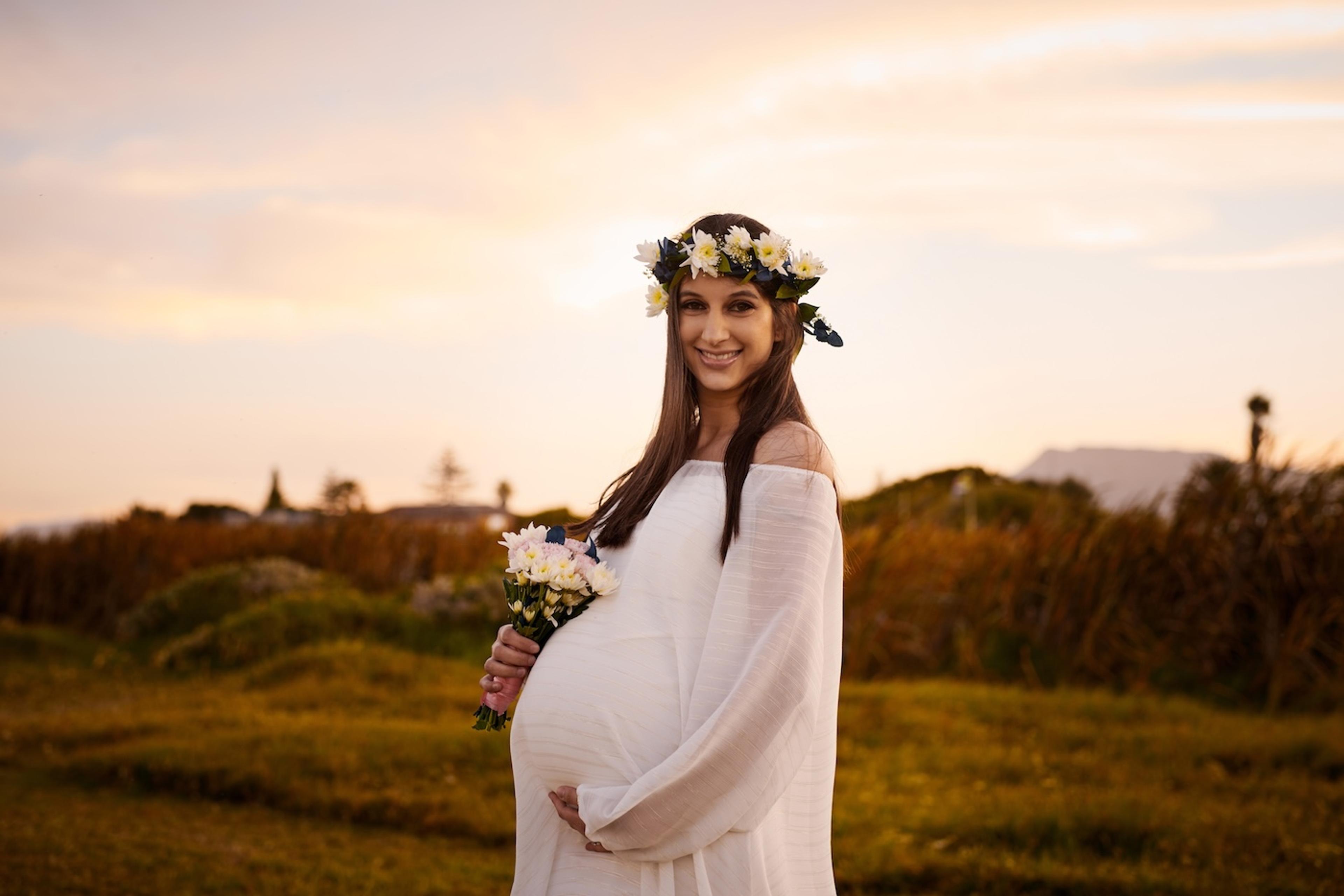 maternity photo in a field