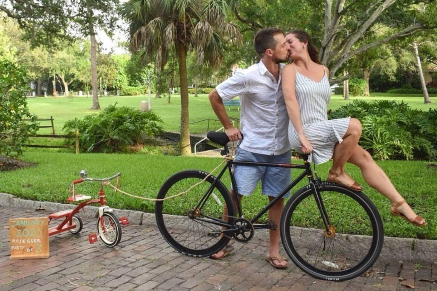 Spring pregnancy announcement ideas: bikes